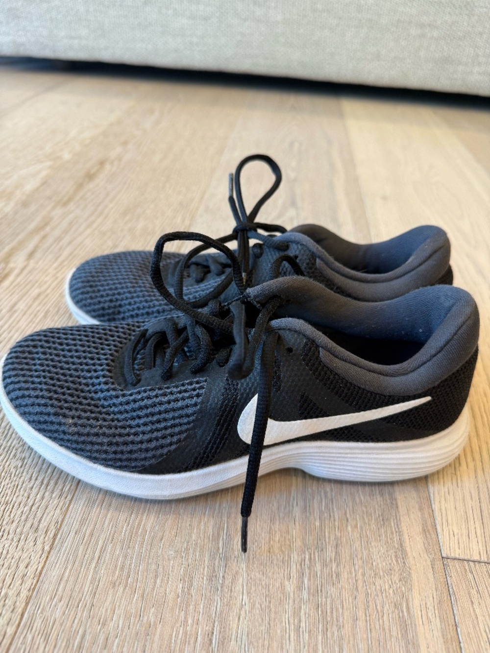 Nike Revolution 4 Running Shoes Black White Women's Size 7.5 Athletic Shoes EUC